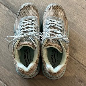 Gdefy Comfort Fit Ached Sole Shoes like new.